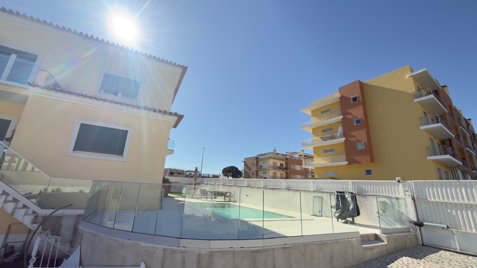 Caixilharia instalada numa fachada residencial